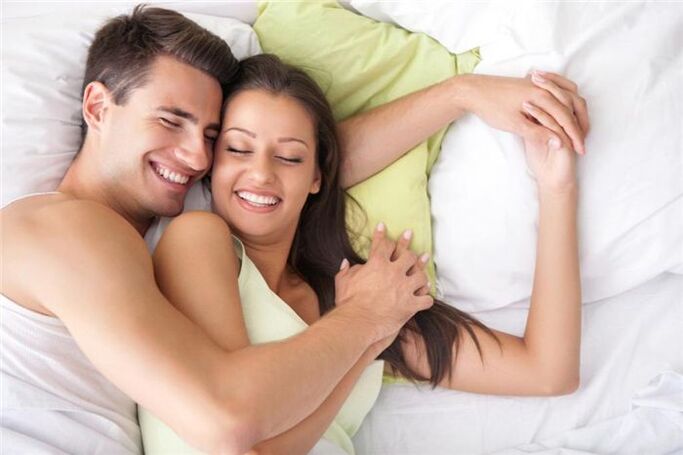 casal feliz na cama