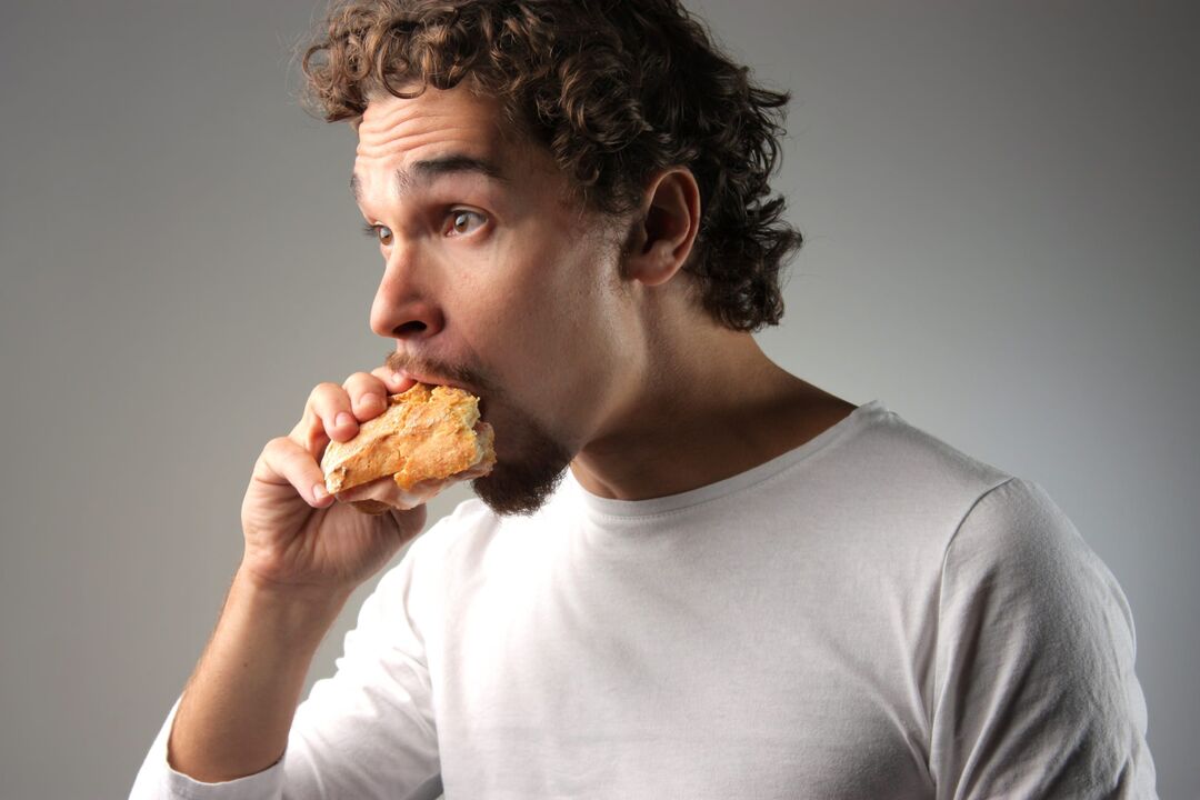Um homem que come mal corre o risco de desenvolver disfunção erétil. 